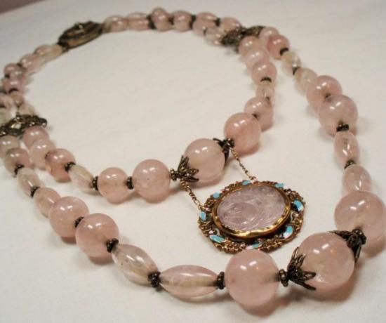 Čínský export stříbrného růžového křemenného korálkového vyřezávaného náhrdelníku s medailonem