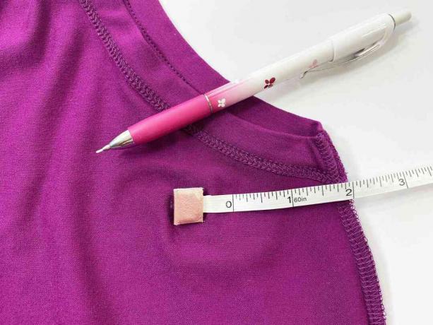 Une robe violette, un outil de marquage et un ruban à mesurer