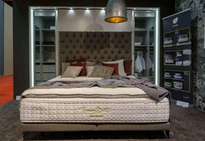 Design ložnice s všívaným čelem a matrací