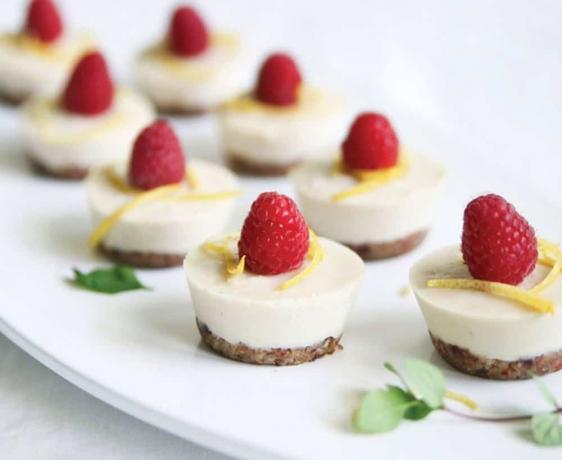 Vegane Mini-Cheesecakes mit Himbeer-Zitrone