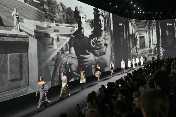 Frühjahr/Sommer 2023 Modetrends: Models laufen über den Laufsteg von Chanel Frühjahr/Sommer 2023, während im Hintergrund ein speziell gefilmter Schwarz-Weiß-Film läuft