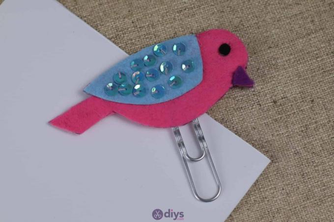 Sequinned იგრძნო ფრინველის bookmark წვრილმანი