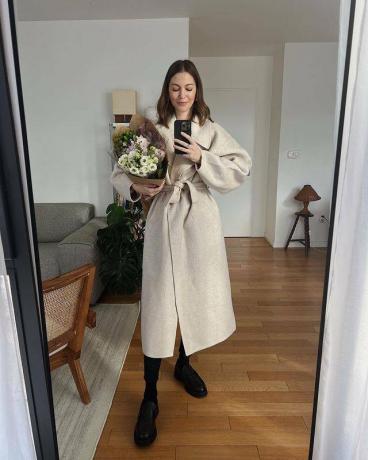 Kabátové trendy 2022: @ruerodier nosí krémový kabát s opaskom