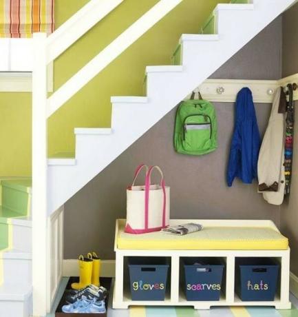 Цветные стены и пространство под лестницей для хранения вещей и одежды.