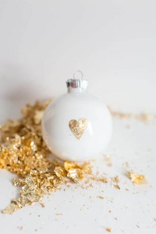 Aukso lapų širdies ornamentas