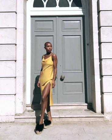 Ανανάς Skincare: Marisa Martins φορώντας κίτρινο slip φόρεμα