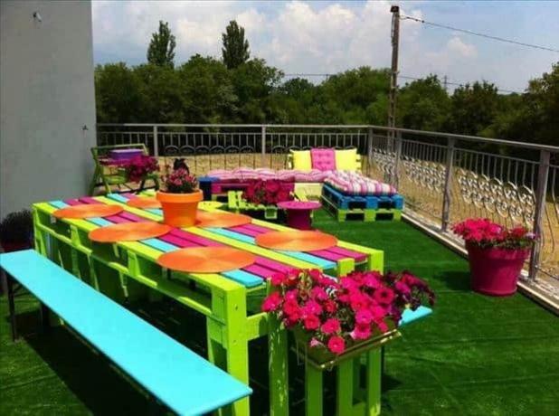 Muebles de patio con paleta pintada de arcoíris