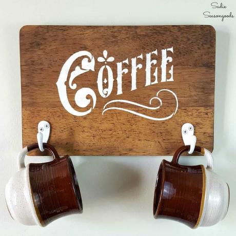 שלט לספל קפה צבוע מעץ