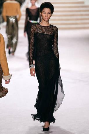 Dráhová show Chanel před pádem 2020: černé krajkové šaty