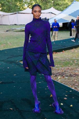 Журдан Данн был одет с ног до головы в наряд Burberry на показ Burberry во время Недели моды в Лондоне.