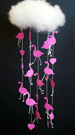 Chovendo flamingos móvel