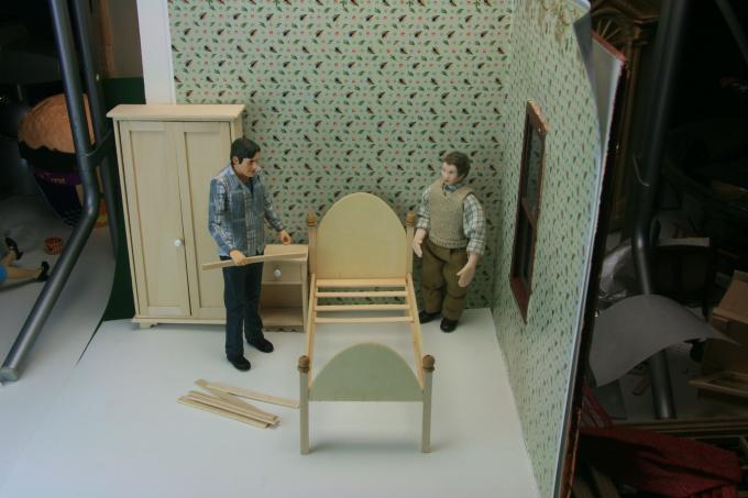 Projetos simples para mobília de quarto de casa de bonecas, incluindo uma cama, armário e mesa de cabeceira.