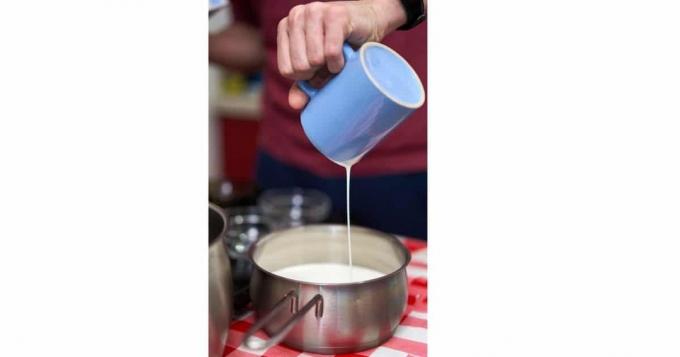 Ein Bild von jemandem, der Milch in eine Pfanne gießt - trockener Hüttenkäse