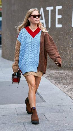 Nejlepší trendy londýnského týdne módy 2019 Trendy ve stylu Street: Jessie Bush z We The People Style Wear Patchwork Knit Jumper and Brown Flat Boots