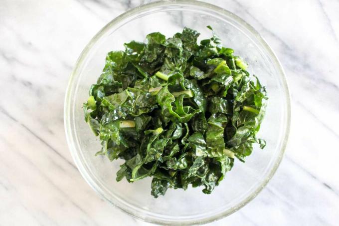 Salad kale alpukat stroberi dengan granola kale yang gurih