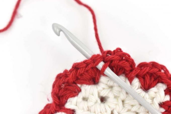 Junte-se ao primeiro crochê simples com um ponto corrediço