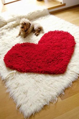 Háčkovaný koberec zo srdca