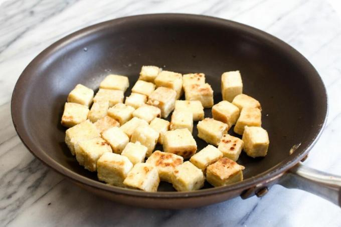 Žemės riešutų padažo makaronai su traškiais tofu šaukšteliais