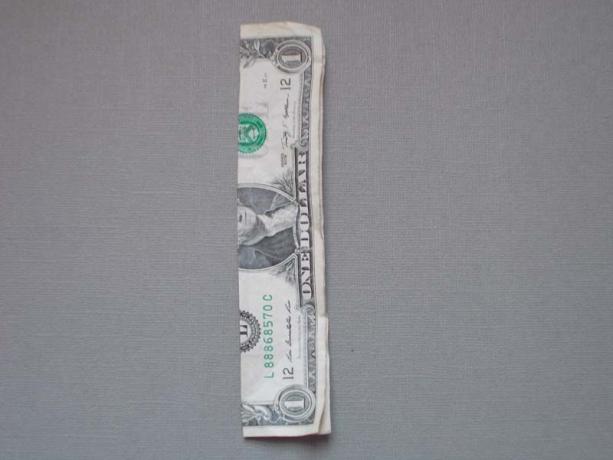 Dolarová bankovka složená na polovinu, první etapa hvězdy origami