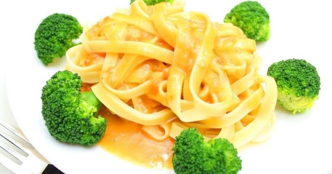 Alfredo-pasta met broccoli