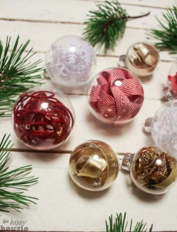 Heldere glazen ornamenten vullen met lint