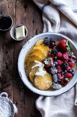 Pancake polenta dengan buah beri musim panas