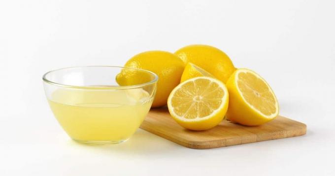 siapkan apel untuk dibekukan dengan jus lemon