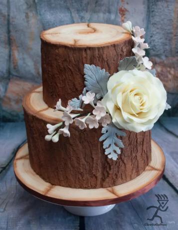 Večplastna lesena torta z užitnimi cvetovi
