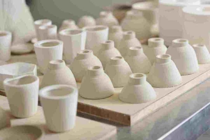 Keramika, která se při vypalování zmenšila, běžný problém nezkušených hrnčířů