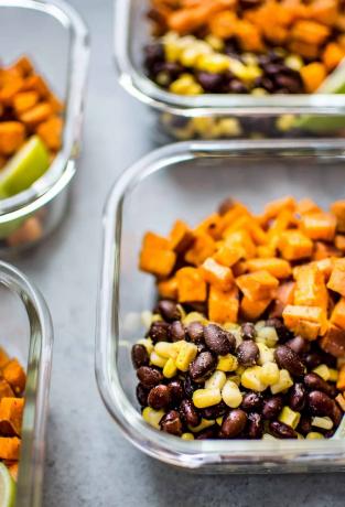 Vegane Meal Prep Bowls mit Süßkartoffeln