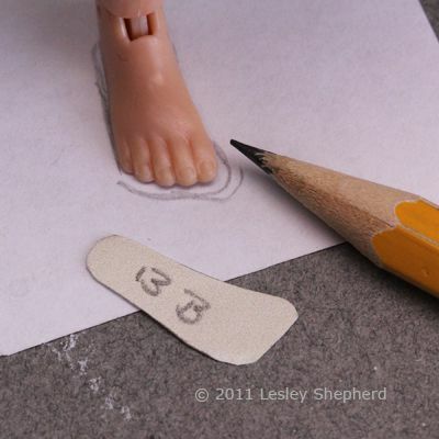 Delineando um único padrão para sapatos para uma boneca Brenda Breyer.