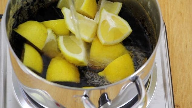 Zitronen in einem Topf kochen