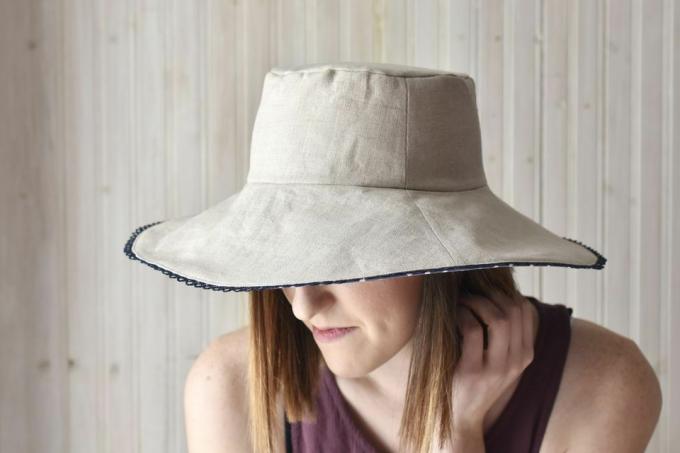 En kvinne iført en DIY vendbar solhatt