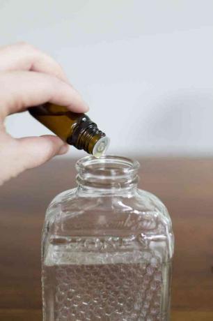Tilsetning av essensielle oljer til diffusorflasken.