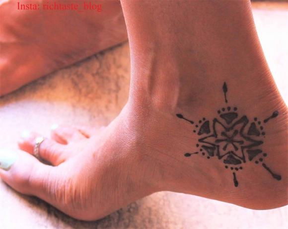 Tetování na vnitřní patě inspirované Sunburst