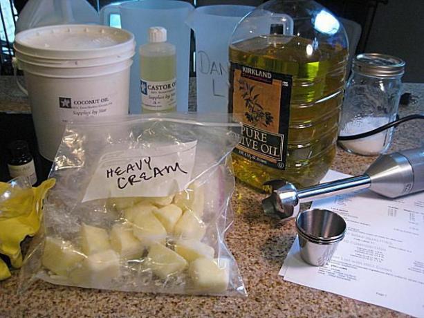 Ρύθμιση, συστατικά και εργαλεία για την παρασκευή σαπουνιού γάλακτος με παχιά κρέμα