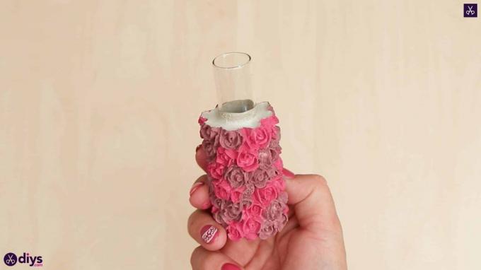 DIY betónová váza so vzorom ruží