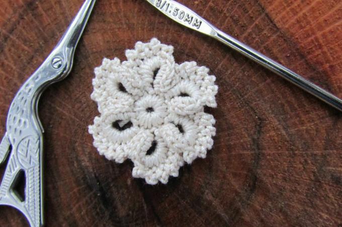 Petit motif de fleur au crochet gratuit