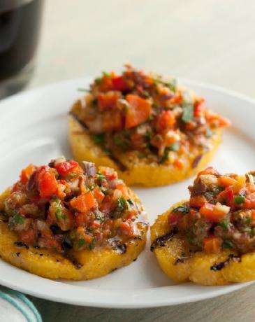 Polenta alla piastra con salsa di melanzane