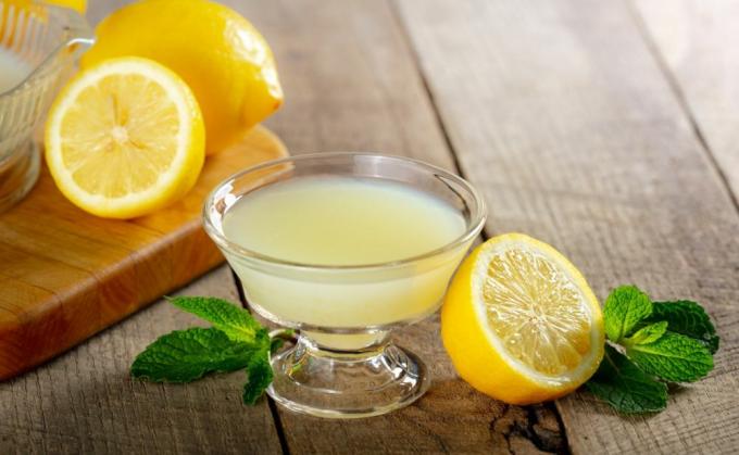 svež limonin sok