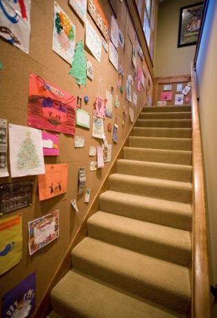 Mur de panneau de liège par les escaliers