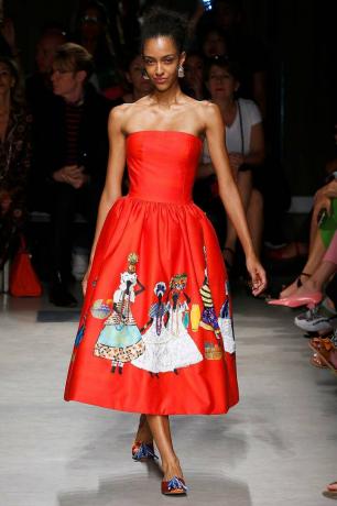 Kevään kesän 2019 muotitrendit: Stella Jean punainen 1950-luvun tyylinen painettu mekko