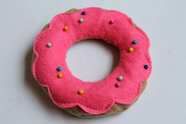 Donut pin cushion ერთად pin sprinkles