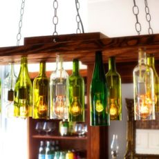 Küchenleuchter aus Holz und Weinflaschen