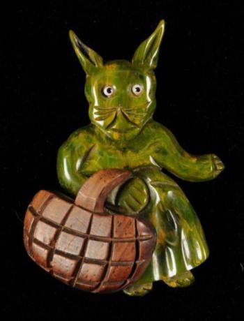 Zajec z leseno košaro