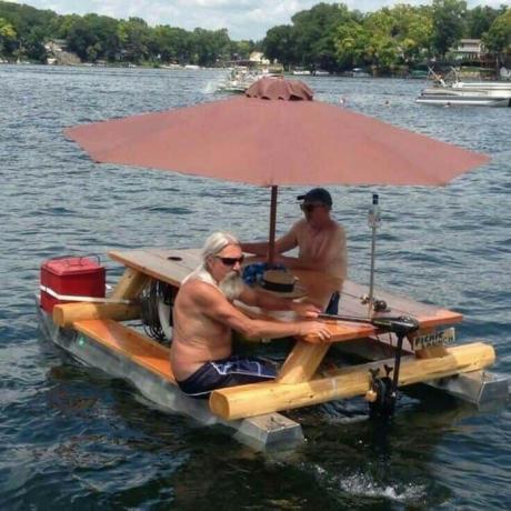Pływający pontonowy stół piknikowy