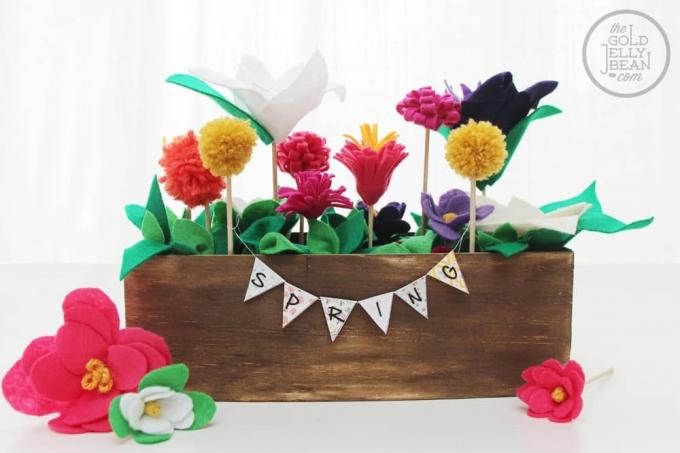 Фетровая коробка с весенними цветами