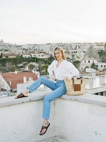 Französische Jeans-Outfits: Marissa Cox in weißem Hemd und Jeans