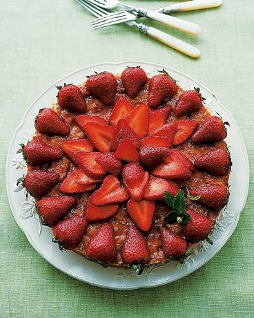 Mandelmakrongalett med jordgubbar