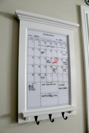 Droog uitwisbare kalender met ingelijste kapstok